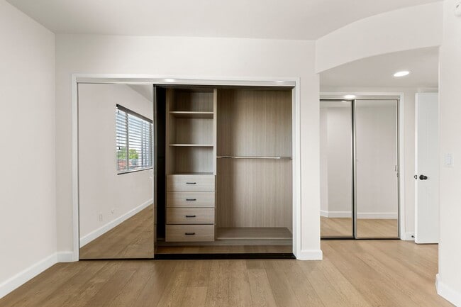 Photo - 148 S Oakhurst Dr Unit #04 (3/2)
