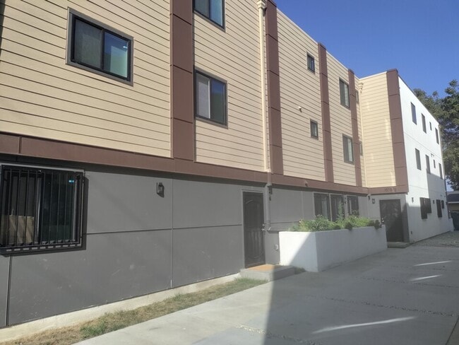 Building Photo - PRIVATE ROOM WITH PERSONAL BATHROOM & SHOWER Unit 204 (unfurnished)