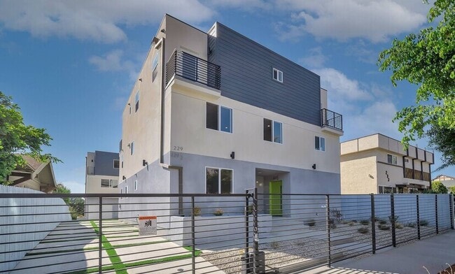 Building Photo - 227 N Park View St Unit 227B