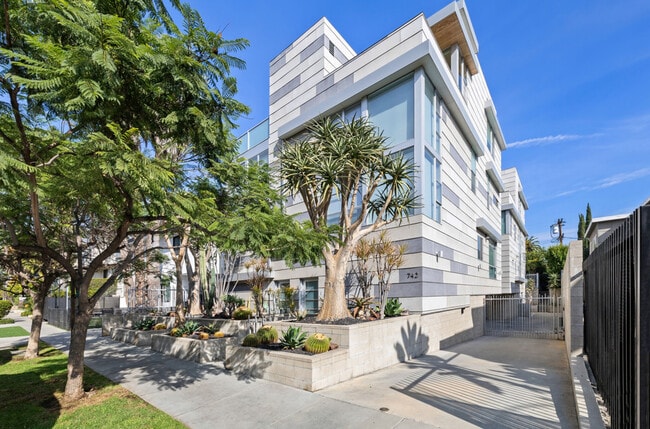 Photo - 742 N Hudson Ave Unit #1