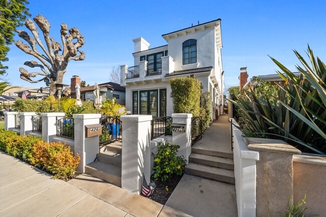 Building Photo - Light-Filled Furnished Townhouse with Rooftop Deck in Corona del Mar