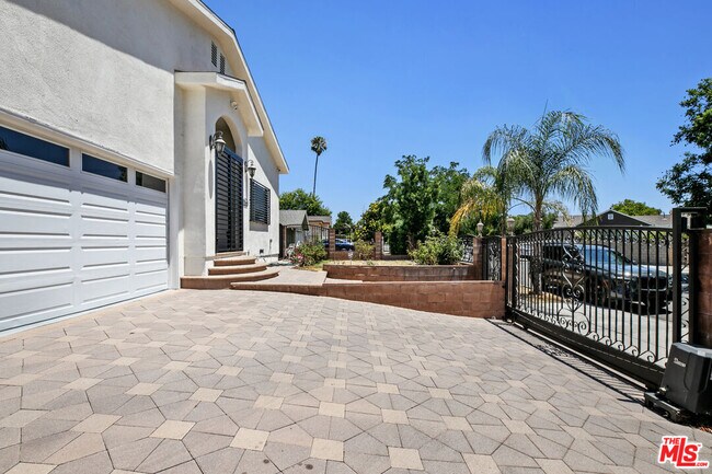 Photo - 12643 Archwood St