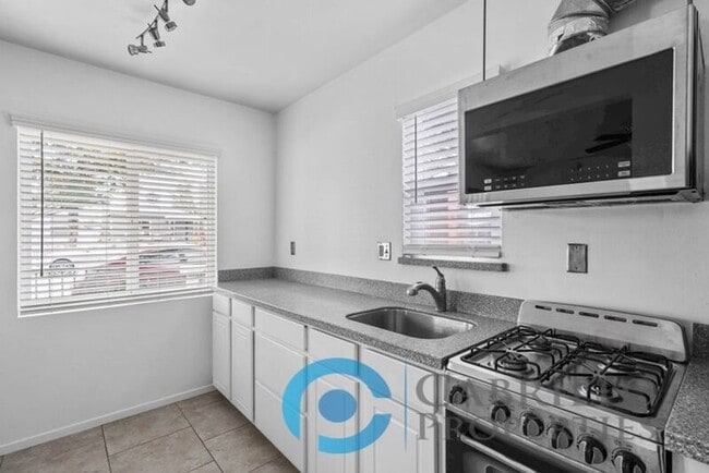 Building Photo - 2110 Bacon St Unit #8