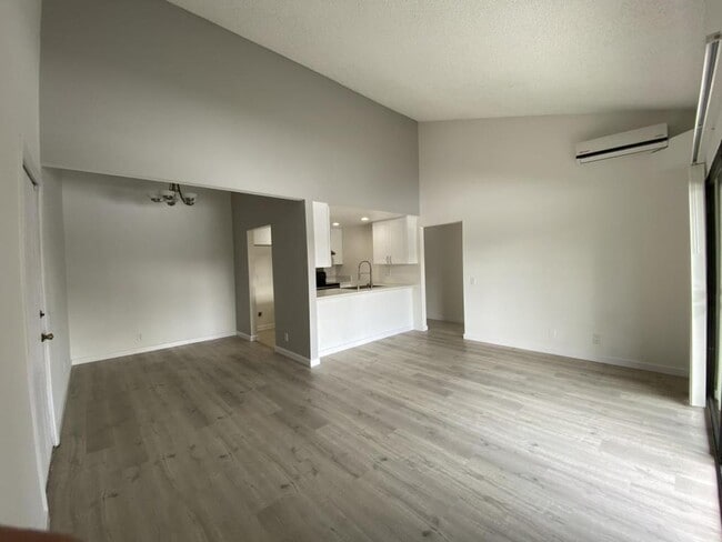 Photo - 180 N Richmont Dr House