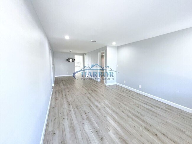 Photo - 969 W Oliver St