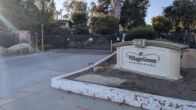 Building Photo - Refreshed condo in Gated Community Unit 256