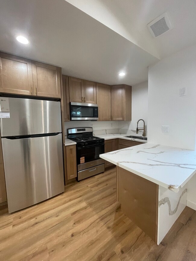 Building Photo - 1346 W 37th St