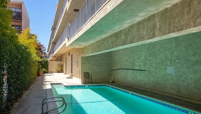 Building Photo - "Charming 1-Bedroom Retreat in the Heart of Encino – A Perfect Place to Call Home!"