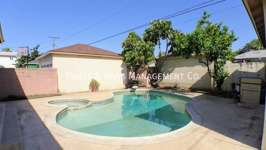 Photo - 1213 W 136th St