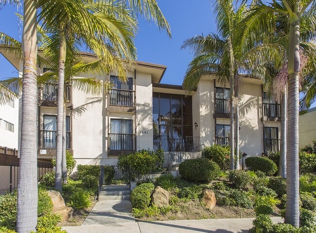 Building Photo - Spacious 2bd/2ba In The Heart of La Jolla ... Unit 07 Rental