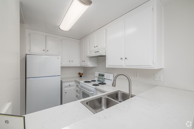 1BR, 1BA - 830SF - Kitchen - Riviera Vista Apartments