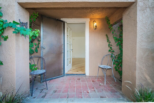 Building Photo - 2339 Norwalk Ave Unit 2339 1/2 Norwalk Ave