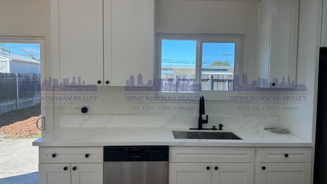 Photo - 4854 Barstow St