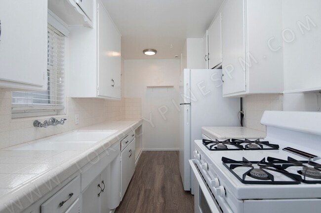 Building Photo - *OPEN HOUSE: 10/25 10-11AM* Upstairs 1BR i... Unit 1511