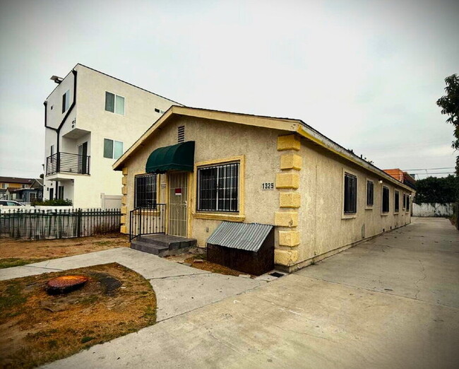 Building Photo - 1323 W 58th St Rental