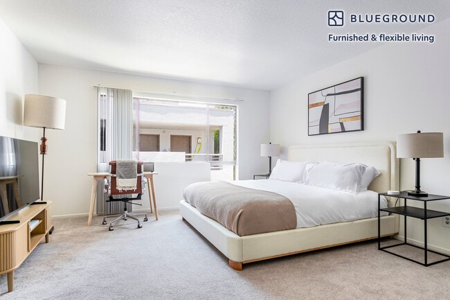 Building Photo - 10985 Bluffside Dr Rental