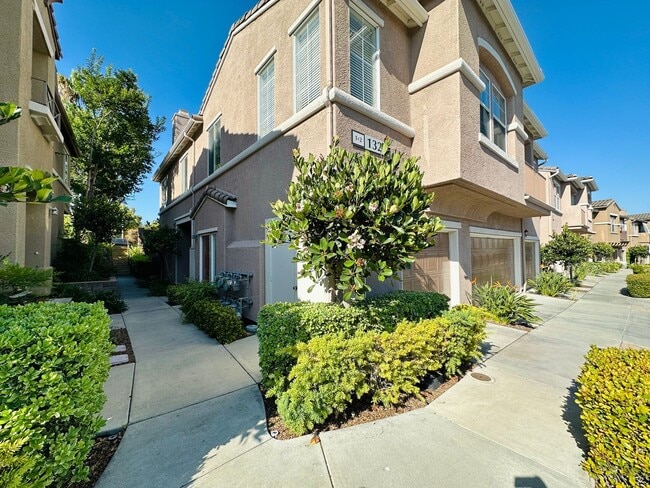 Beautiful Remodeled Townhome in Eastlake w... - Beautiful Remodeled Townhome in Eastlake w...