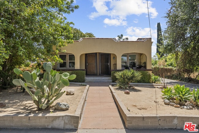 Building Photo - 84 N Grand Oaks Ave
