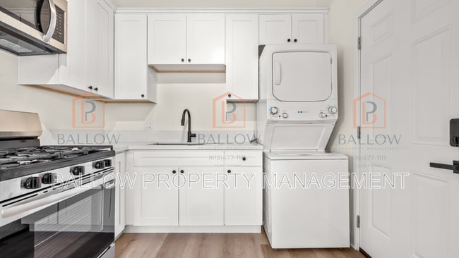 Photo - 4880-82 Cole St