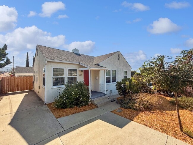 Building Photo - Charming 3BR Home with Expansive Backyard ...