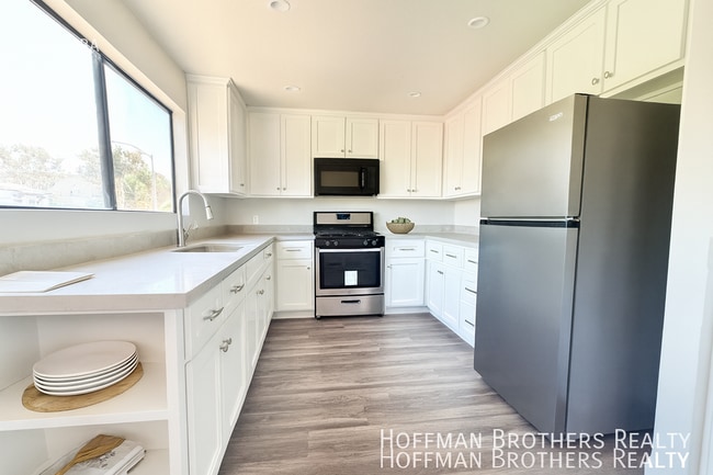 Photo - 619 N Kingsley Dr