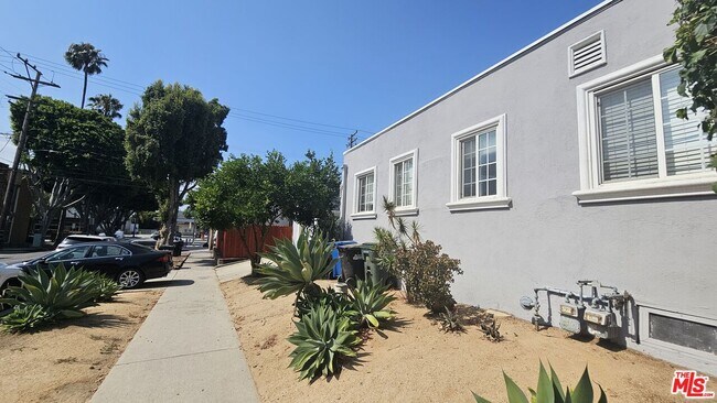 Photo - 1121 N Curson Ave Unit 2
