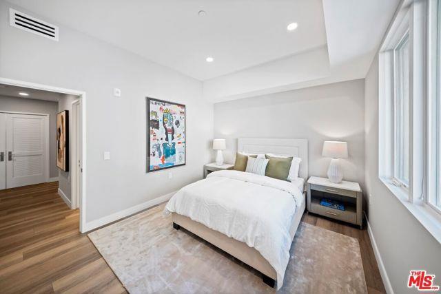 Photo - 160 N La Peer Dr