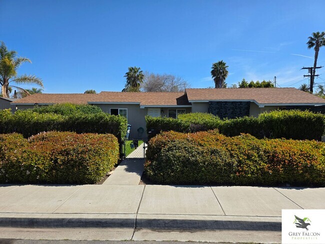 Building Photo - Cozy 1 bedroom home with private yards and...