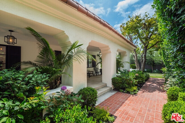 Building Photo - 14226 Chandler Blvd Rental