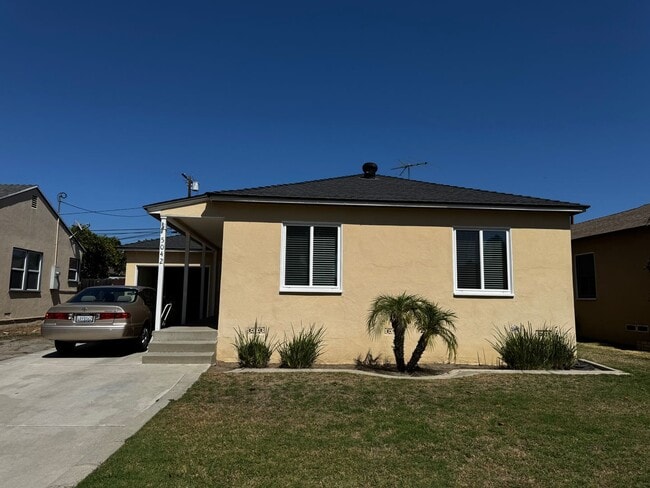 Building Photo - Remodelled 2 Bed 1 Bath Home with Garage a...