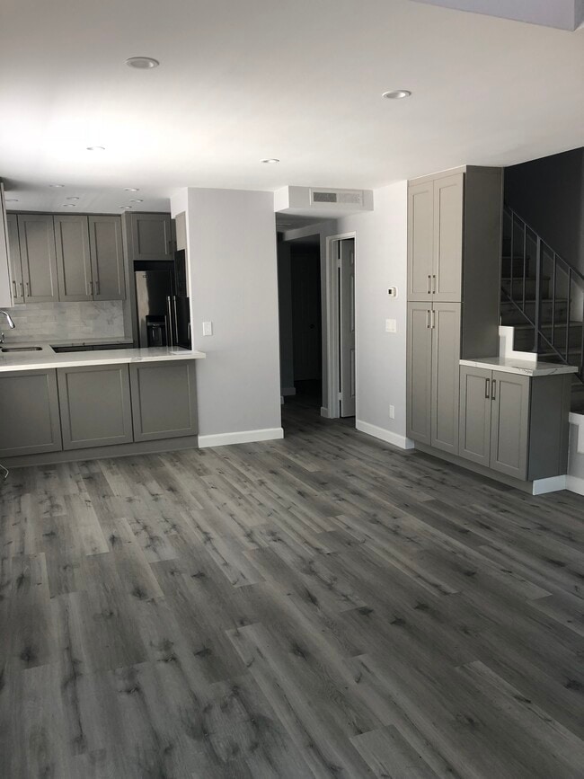 Building Photo - 10926 Bluffside Dr Unit 1