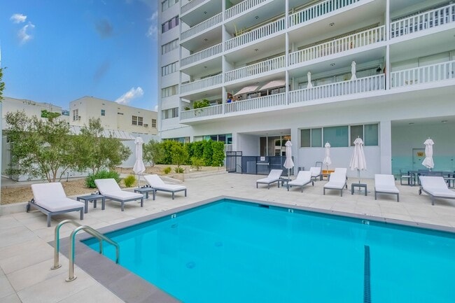 Photo - 999 N Doheny Dr Unit 302