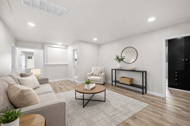 Photo - 8 Bed 3 Bath House on Prime Dorothy Way - Minutes Walk to Campus!!