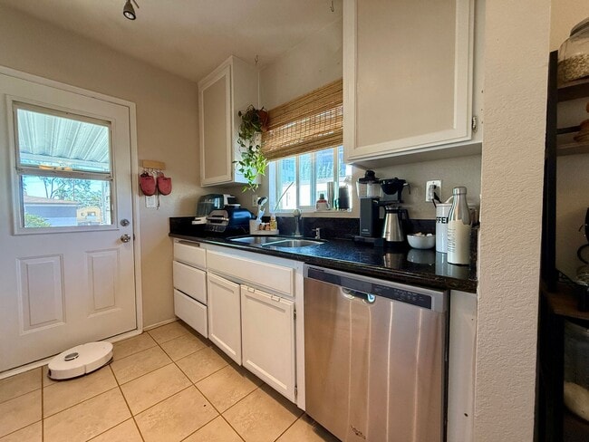 Photo - Spacious & Private 2 Bedroom Apartment wit... Unit 4366 Iowa St