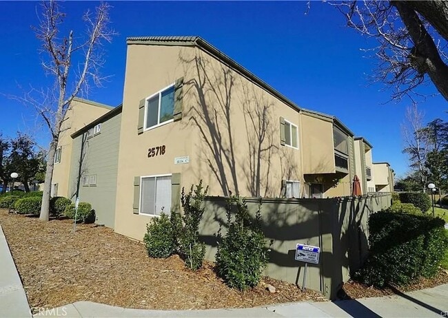 Building Photo - LOVELY 2BD/2BA Condo in Valencia's Desirable Lakeshore Community