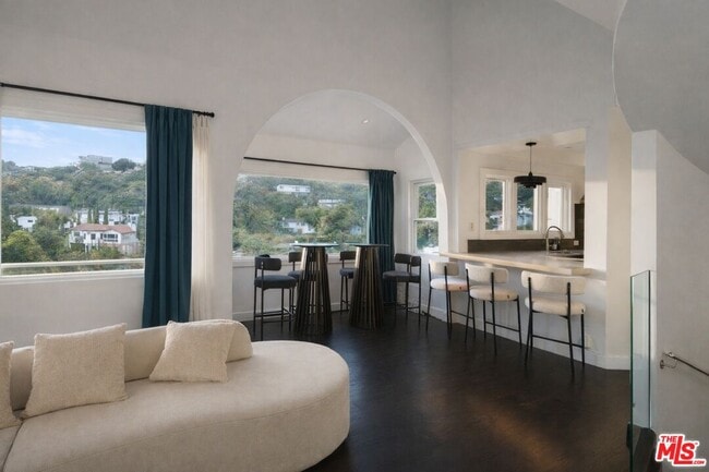 Photo - 8810 Hollywood Blvd