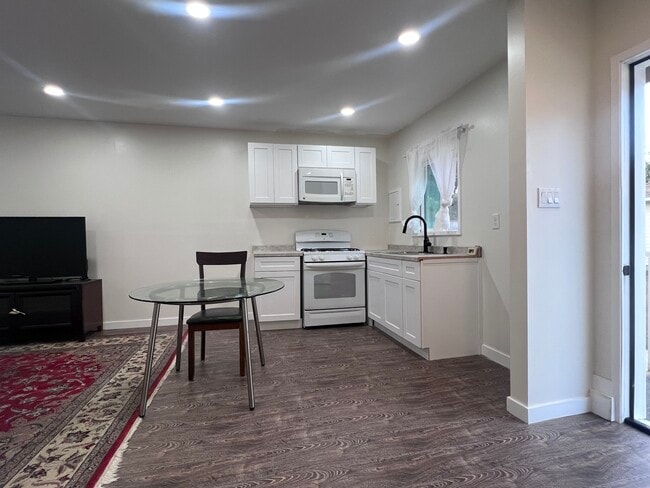 Photo - 1367 W 12th St Unit B