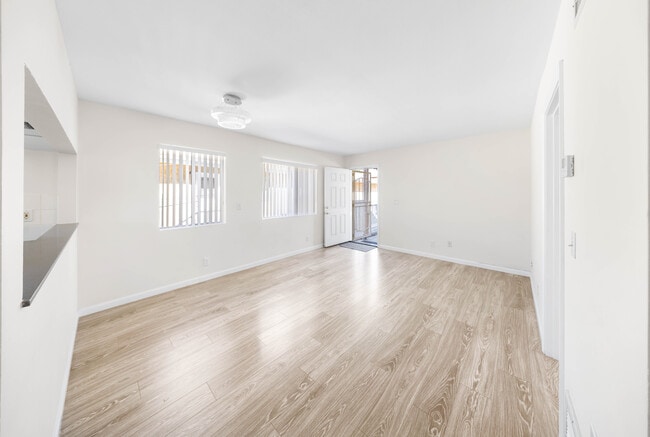 Photo - 10225 Fernglen Ave