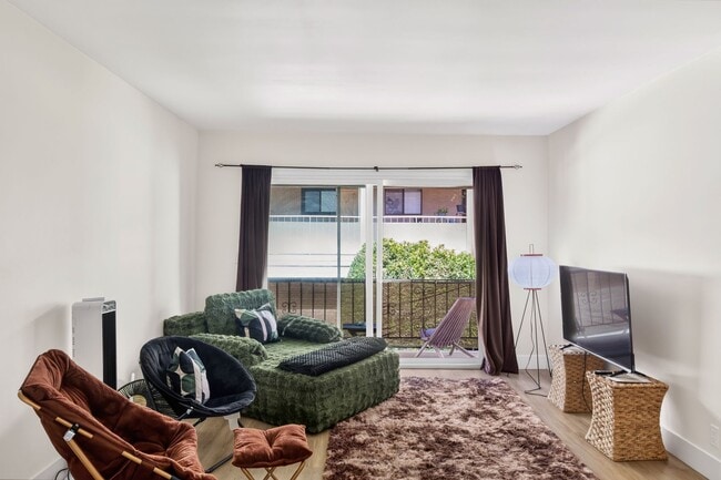 Building Photo - Charming 1 Bedroom Condo Just Blocks from the Beach! Unit 08