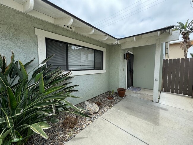 Building Photo - 812-818 E Fairway Dr Unit 812