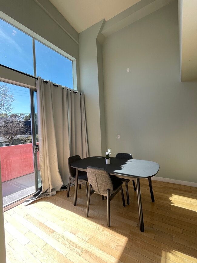 Dining area - 2640 Lincoln Blvd Unit Loft Style 1 Bed