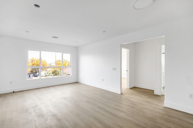 Photo - Modern 1 & 2 Beds in Vibrant Hollywood: 5606 Lexington Offers Gated Entry & In-Unit Laundry!