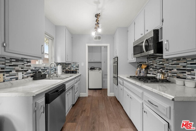 Photo - 14034 Valerio St