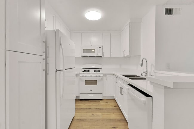 Kitchen - 22415 Del Valle St