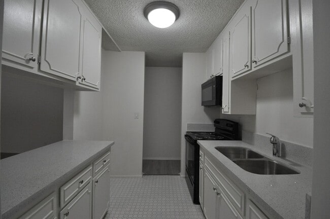 Photo - 4936 Whitsett Ave Unit 03