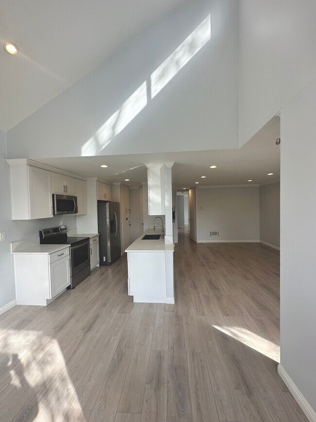 Photo - 6050 Canterbury Dr Unit F305
