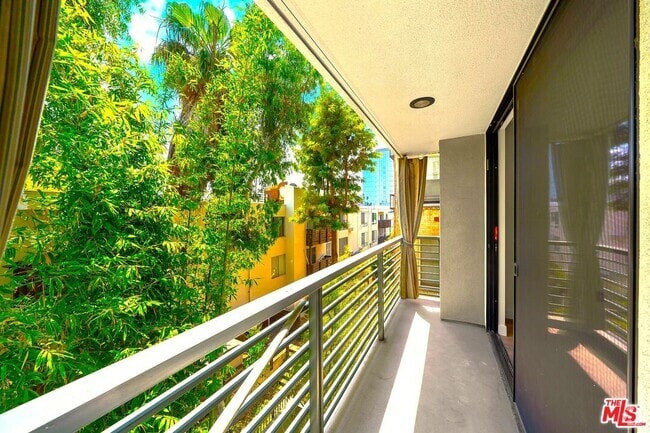 Building Photo - 520 S Kingsley Dr Unit 306 Rental