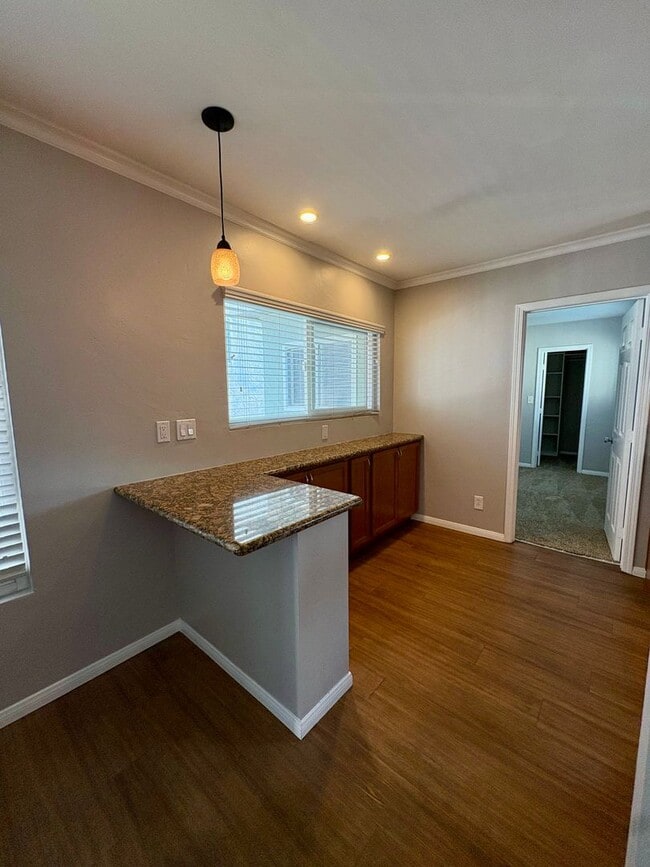 Building Photo - 3686 Third Avenue Unit 8