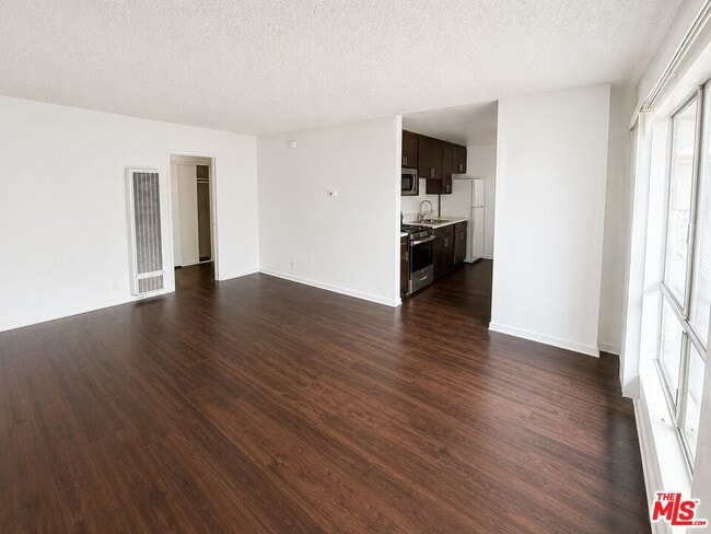 Building Photo - 1208 W Adams Blvd Unit 14