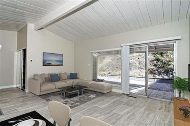 Mid-Century modern single-story home. Fea... - Mid-Century modern single-story home. Fea...